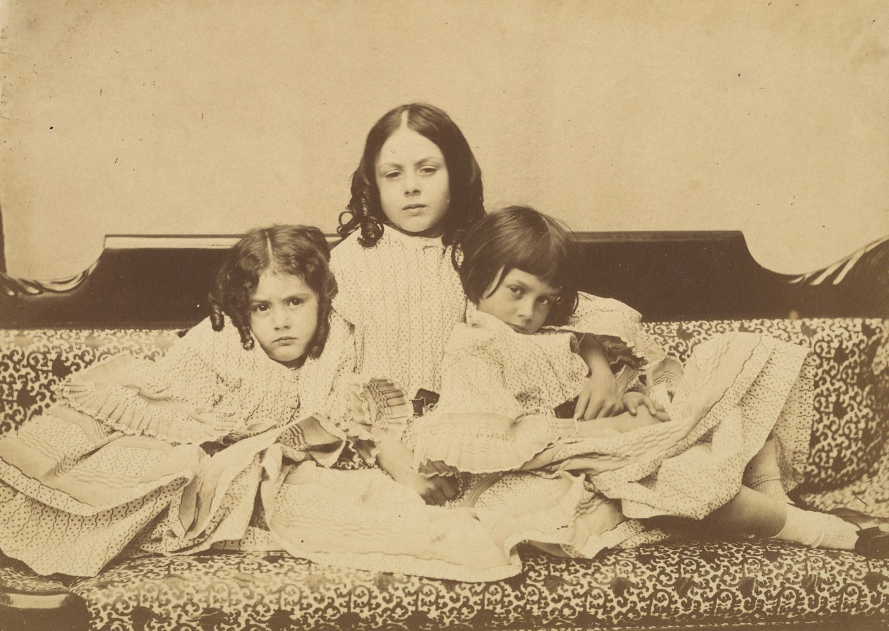 Edith, Ina och Alice Liddell på en soffa, sommaren 1858. av Lewis Carroll