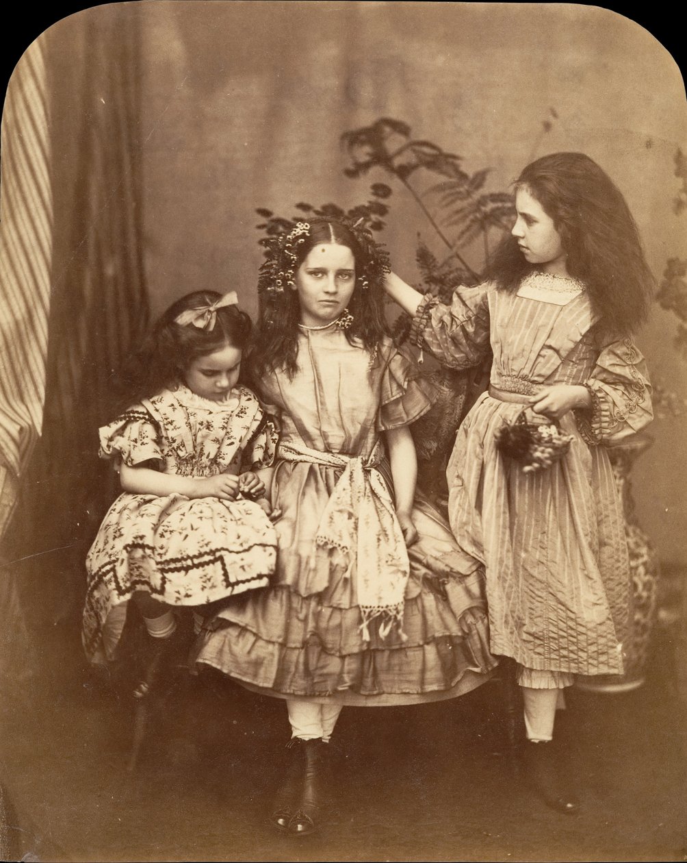 Flora Rankin, Irene MacDonald och Mary Josephine MacDonald på Elm Lodge, juli 1863. av Lewis Carroll