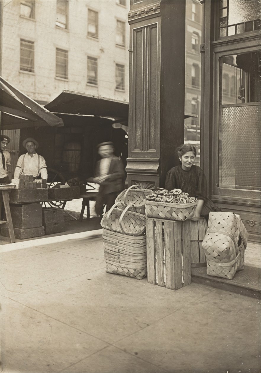 Lena Lochiavo - 11 år gammal, korg (och kringla) säljare, på Sixth Street Market framför salongens ingång, Cincinnati, Ohio av Lewis Hine