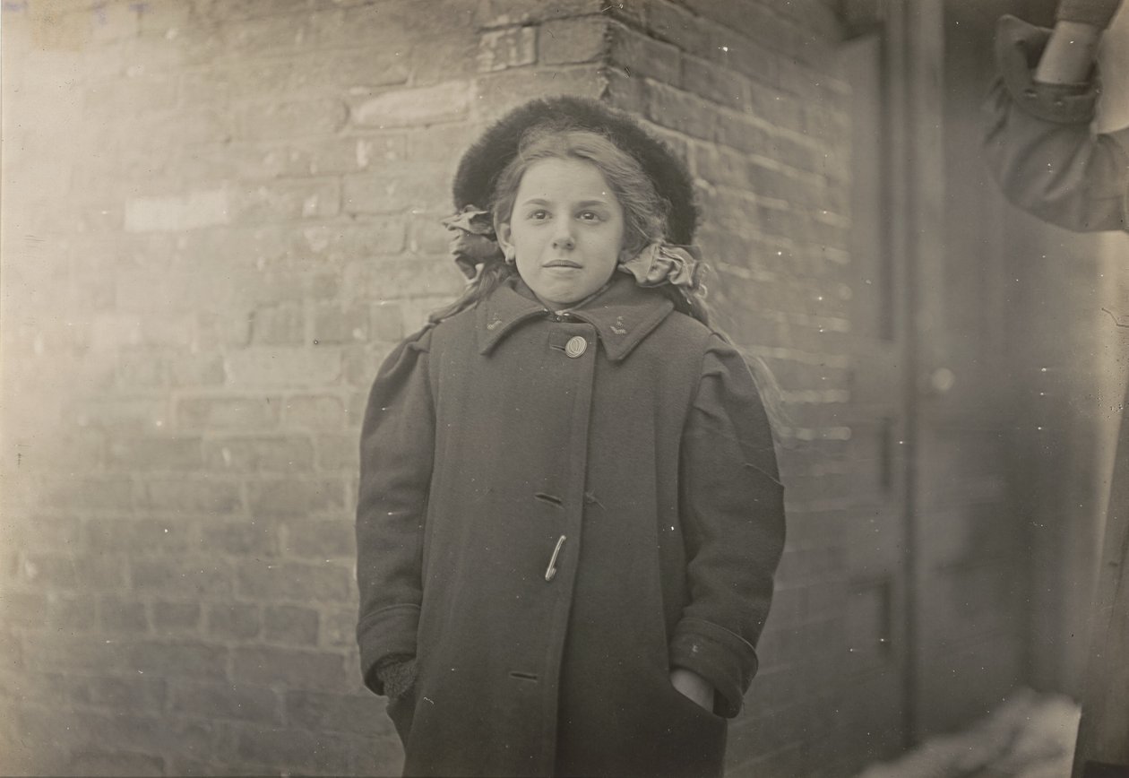Mery Horn, en puckelrygg som förvärrades av den tunga lasten med papper hon bar. Hartford, Connecticut, mars 1909 av Lewis Hine
