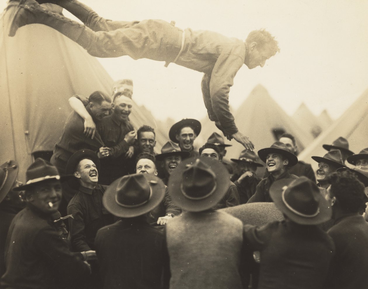 Soldat kastas i luften av Lewis Hine