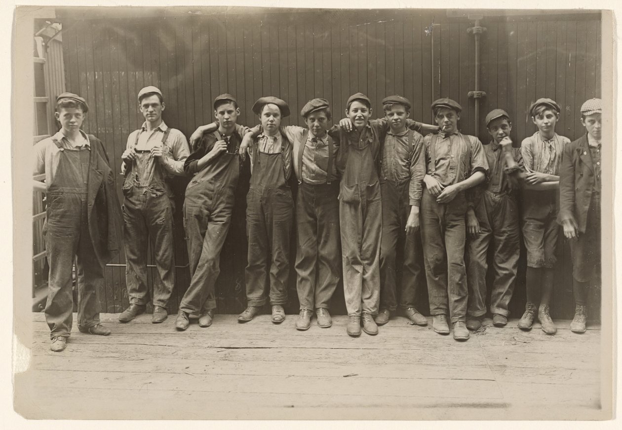 En grupp unga stipendiater arbetar i en konservfabrik i Indianapolis, Indiana av Lewis W. Hine