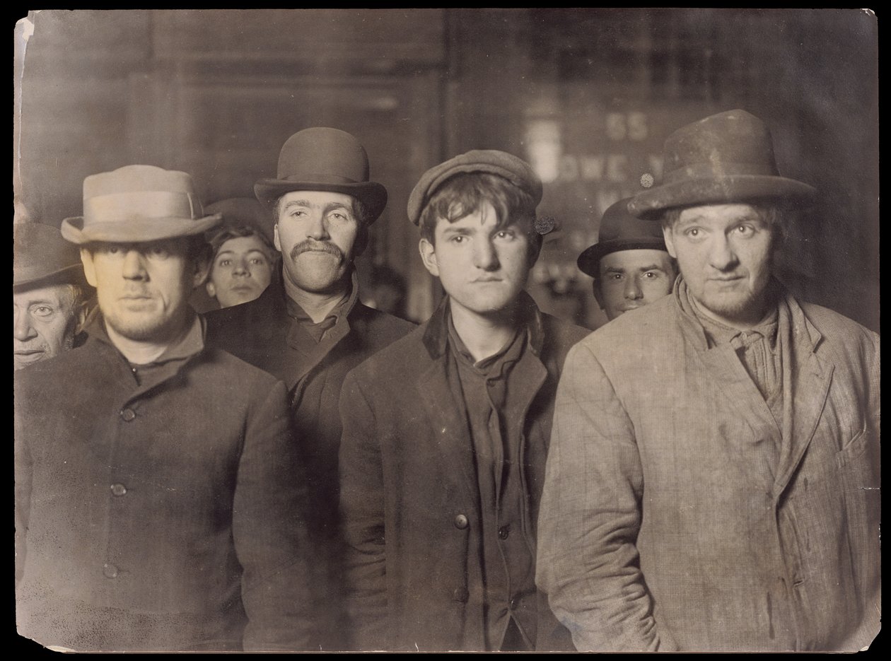 [Bowery Bread Line] av Lewis W. Hine