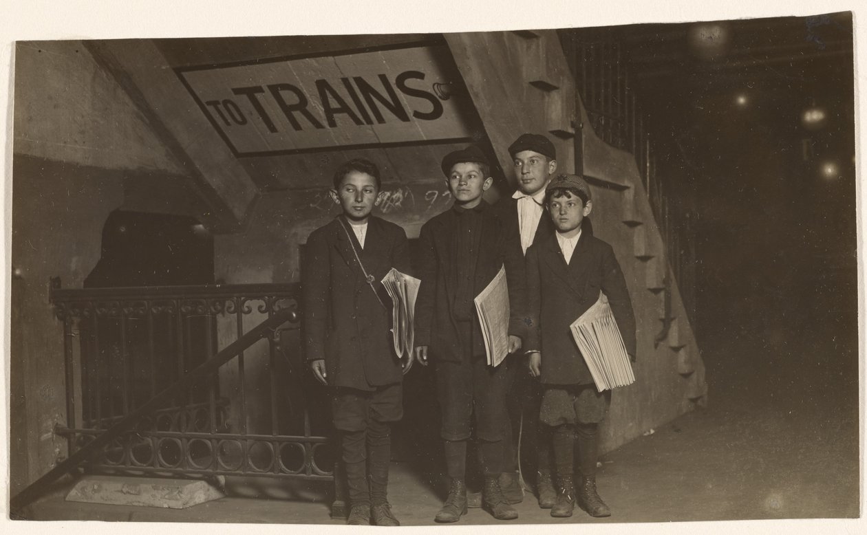[Fyra Newsies vid en ingång till tunnelbanan, New York City] av Lewis W. Hine