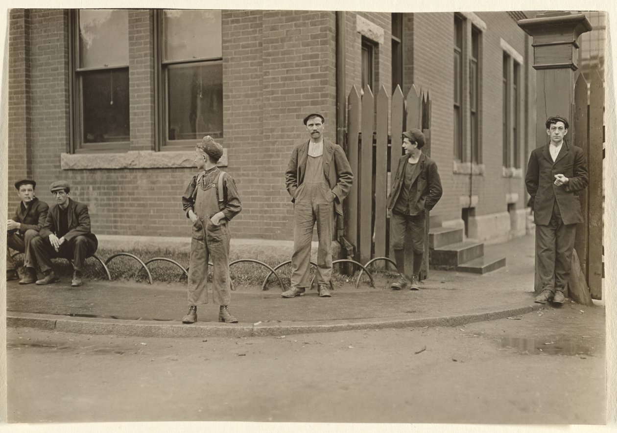 [Grupp av män och pojkar samlades utanför] av Lewis W. Hine