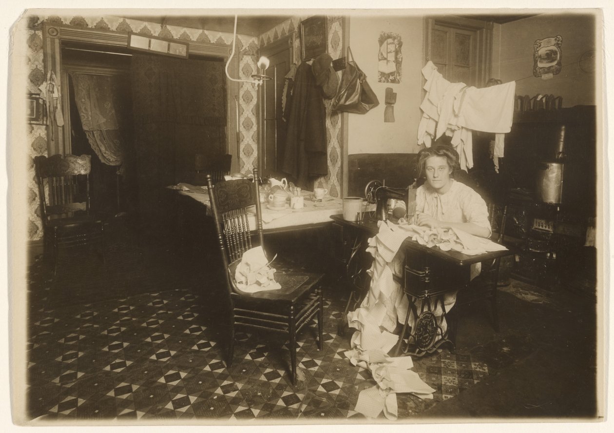 [Hemarbete (kvinna vid symaskin)] av Lewis W. Hine