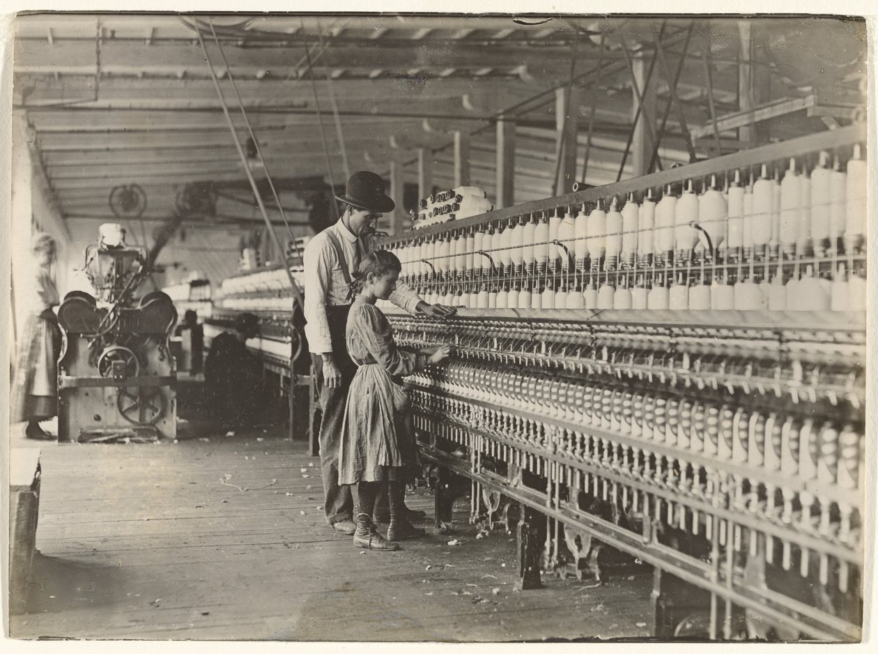 [Man med flicka vid spinnmaskin, bomullsspinneri i South Carolina] av Lewis W. Hine