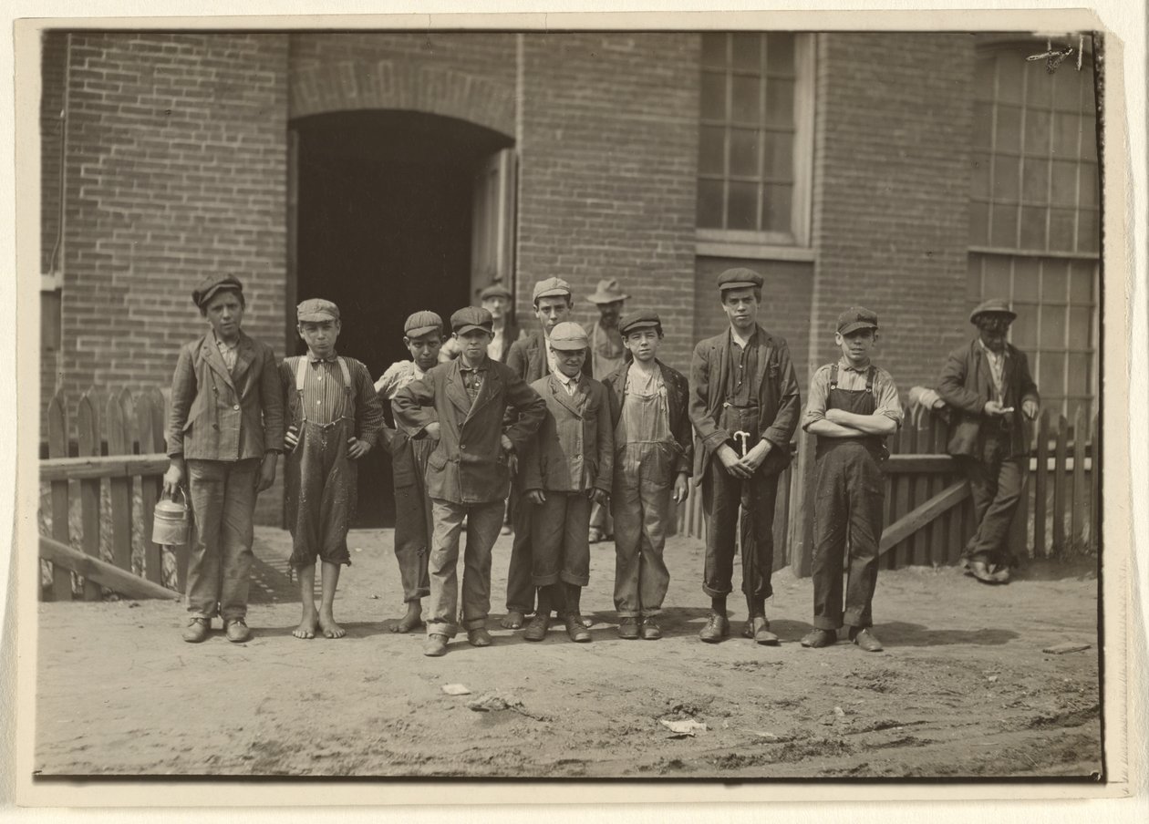 [Fabriksarbetare utanför Mill, Massachusetts] av Lewis W. Hine