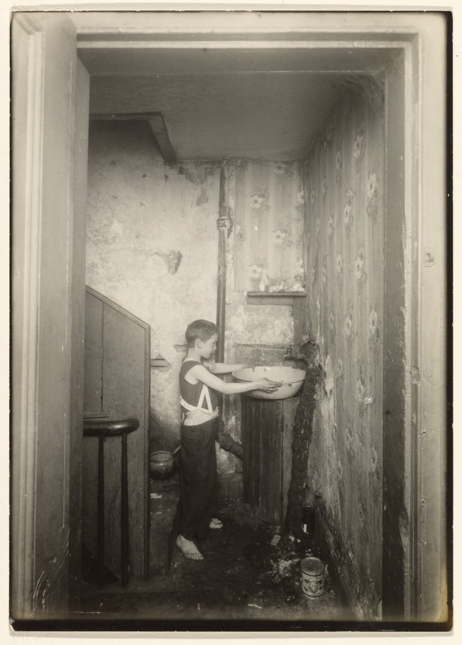 En kran för hela hyresgästvåningen, N.Y. av Lewis W. Hine