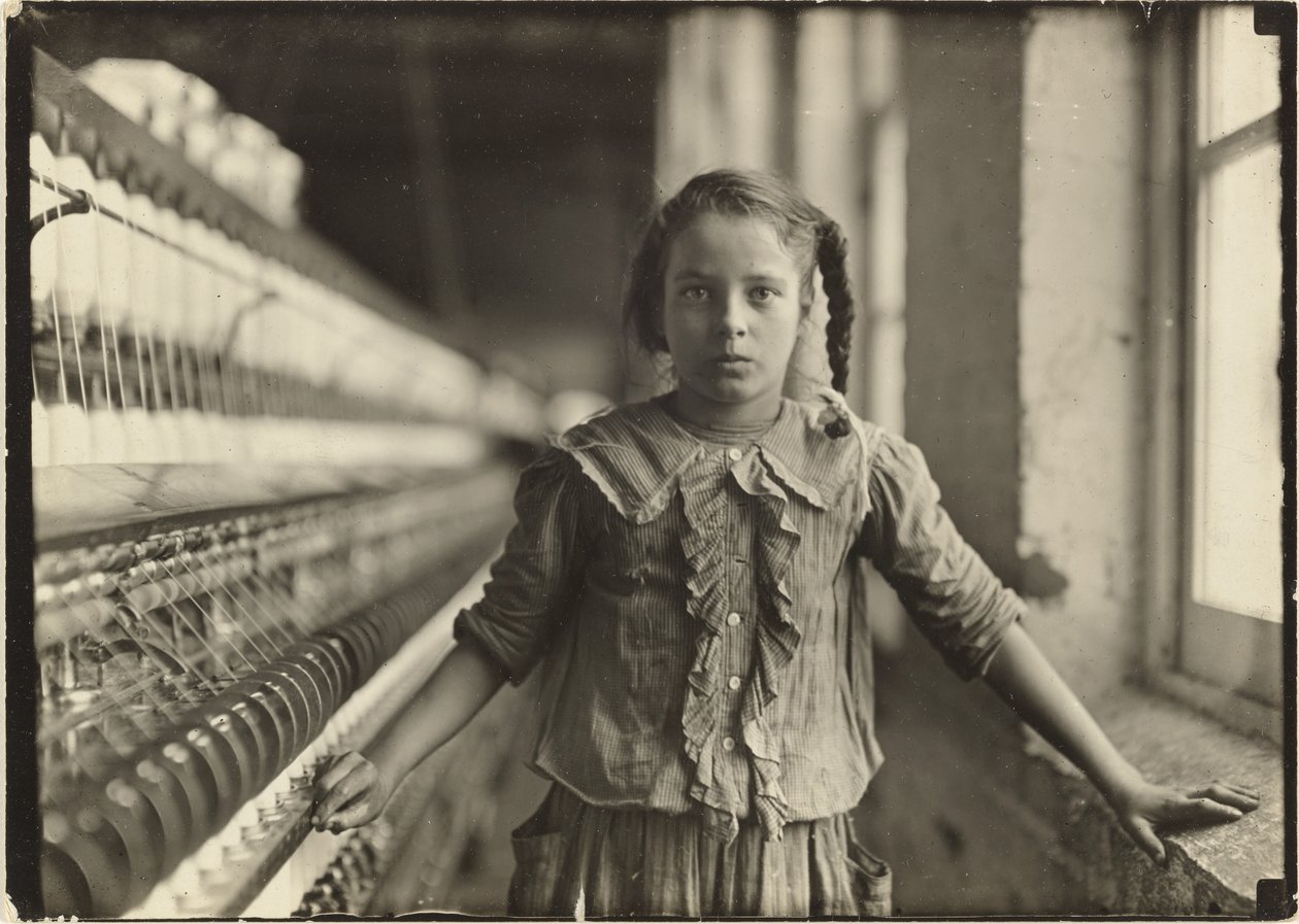 Tioårig spinnare i bomullsspinneri i N. Carolina av Lewis W. Hine