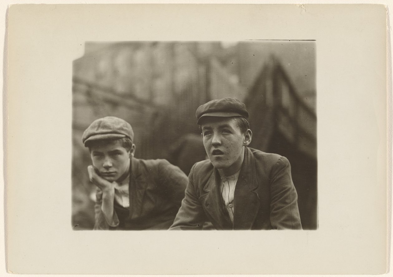 Två pojkar i kappor och mössor, New Jersey av Lewis W. Hine