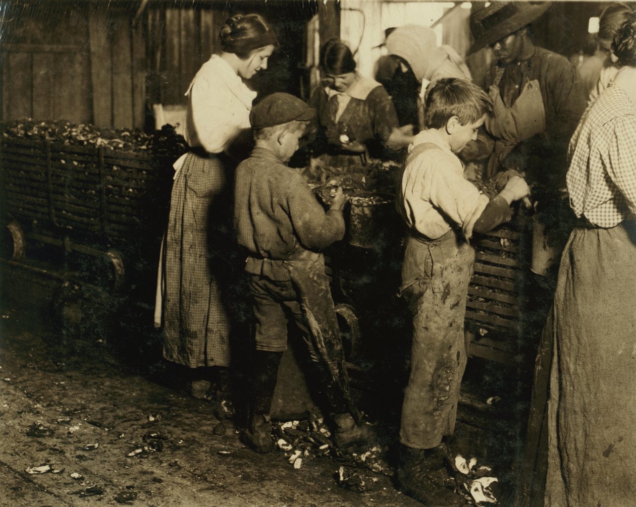 10-åriga Jimmie som har shuckat 3 år (6 krukor om dagen) med en 11-årig pojke som shuckar 7 krukor på Varn und Platt Canning Co., Bluffton, South Carolina, 1913 av Lewis Wickes Hine