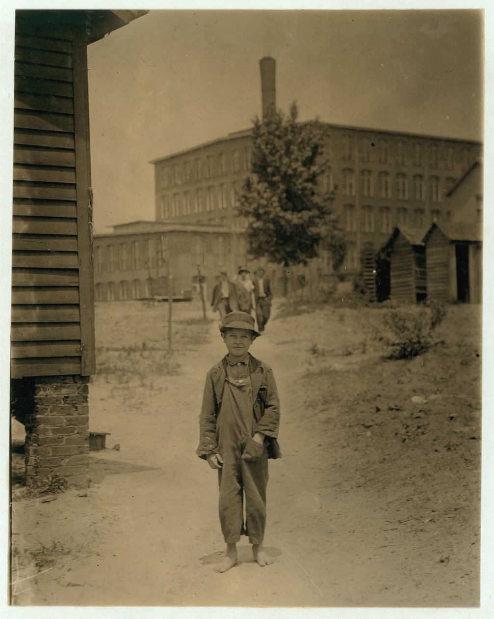 12-åriga Eddie Norton, tjänar cirka 40 cent per dag som sopare vid Saxon Mill, Spartanburg, North Carolina, 1912 av Lewis Wickes Hine