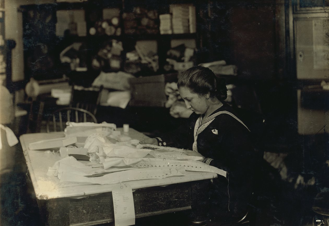15-åriga Marie Vancanvenberg arbetar med korsetter åt Madam Claff på 420 Boylston Street i Boston, Massachusetts av Lewis Wickes Hine