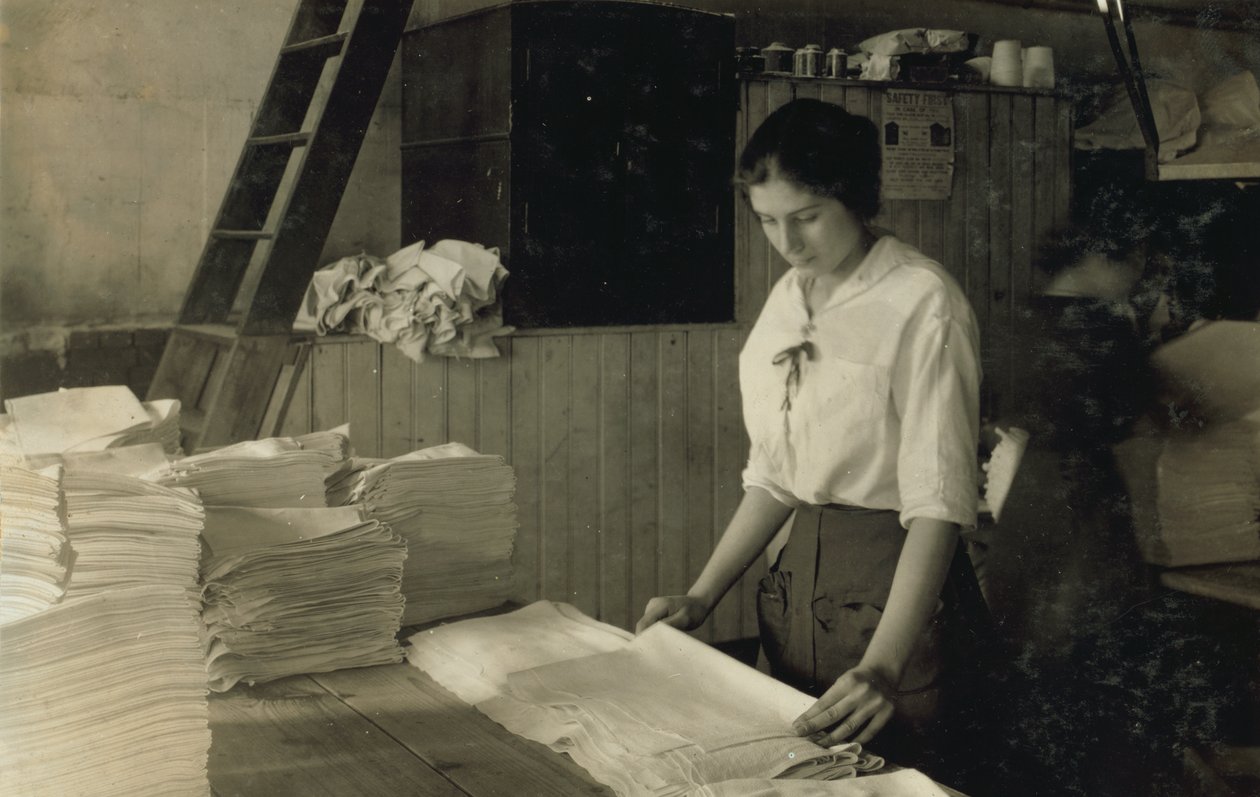 15-årig flicka viker handdukar i Bonanno Laundry, Boston, Massachusetts av Lewis Wickes Hine