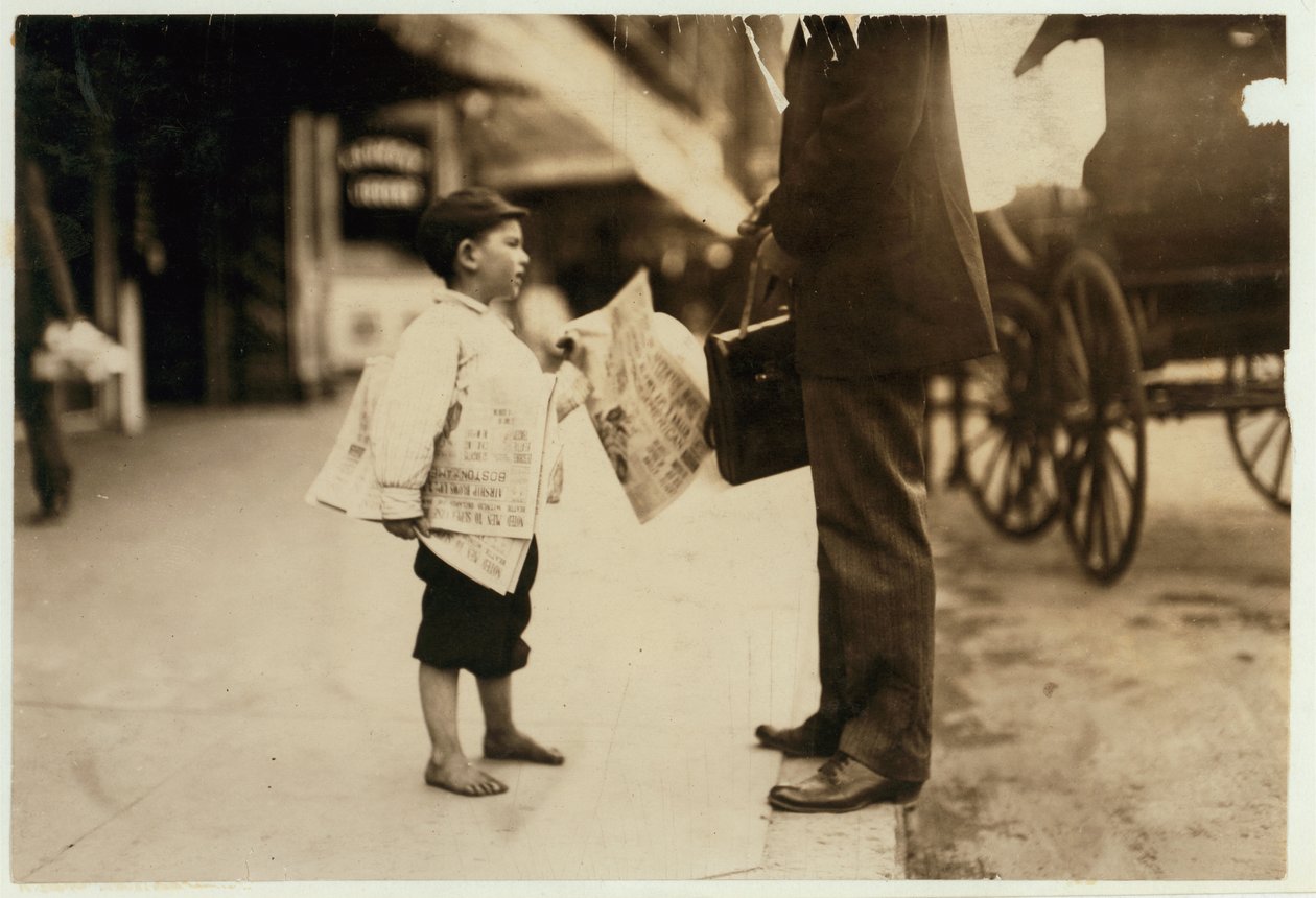 6-åriga tidningspojken Hyman säljer tidningar till kl. i Lawrence, Massachusetts, 1911 av Lewis Wickes Hine