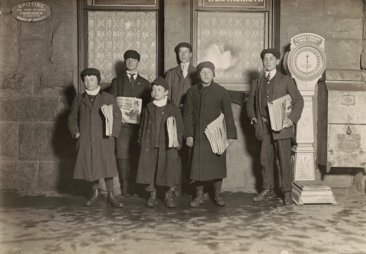 Kl. 20.30. Grupp av tidningspojkar som säljer vid stationen, Hartford, Connecticut. Den minsta pojken är 11 år gammal. av Lewis Wickes Hine