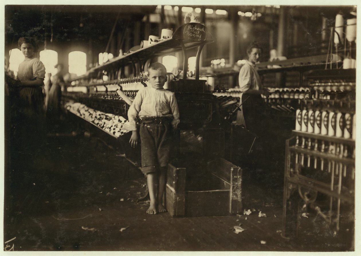 8-åriga Leo, bara 4 fot lång, plockar upp bobiner för 15 cent per dag på Elk Cotton Mills, Fayetteville, Tennessee, 1910 av Lewis Wickes Hine