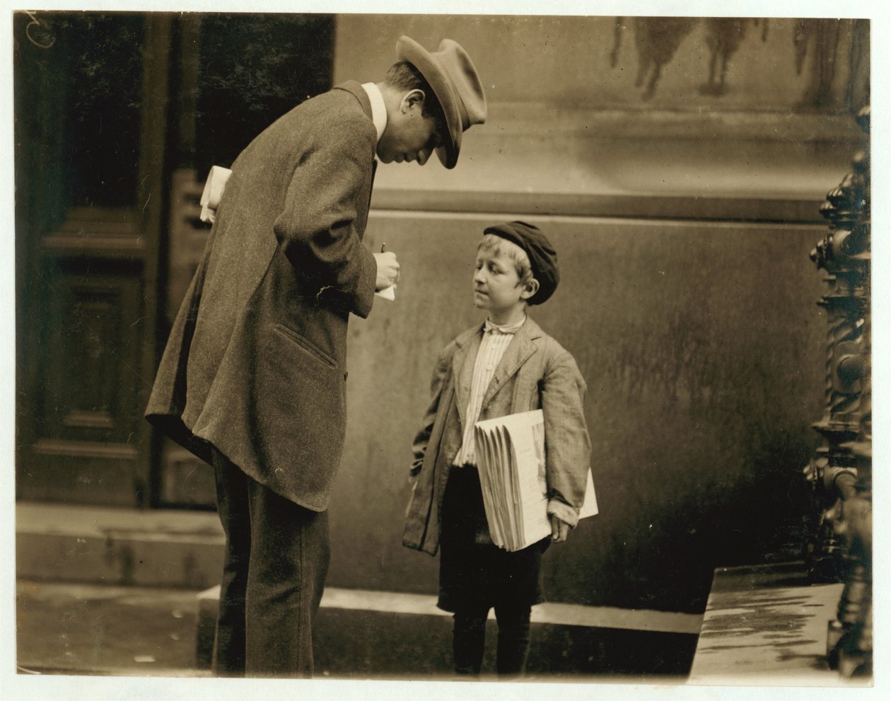 Den 8-årige tidningspojken Michael McNelis, som precis hade återhämtat sig från sin andra anfall av lunginflammation, sålde tidningar i en regnstorm, Philadelphia, Pennsylvania, 1910 av Lewis Wickes Hine