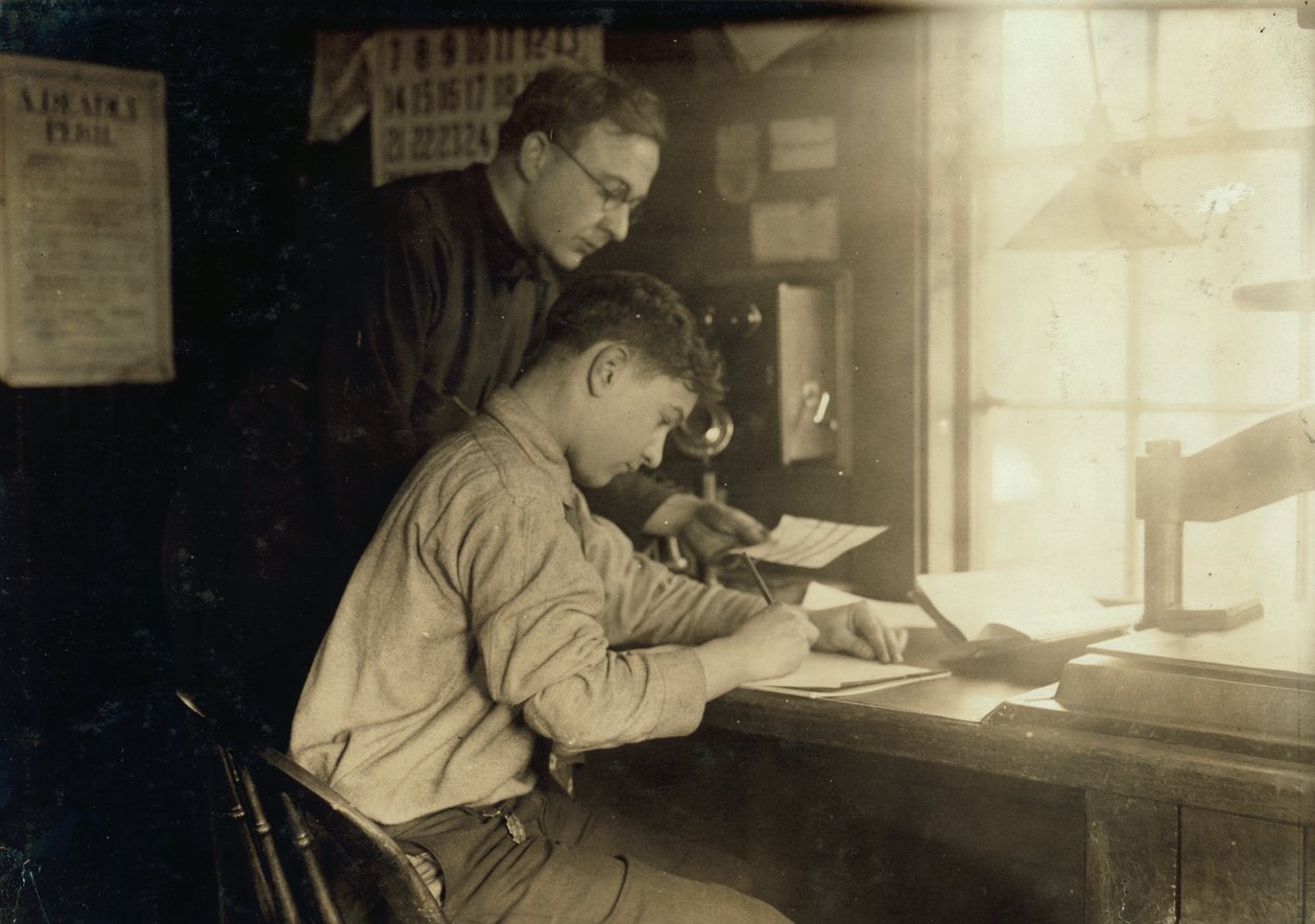 En 15-årig kontorspojke som arbetar på New York, New Haven and Hartford Railroads kontor i Boston, Massachusetts av Lewis Wickes Hine