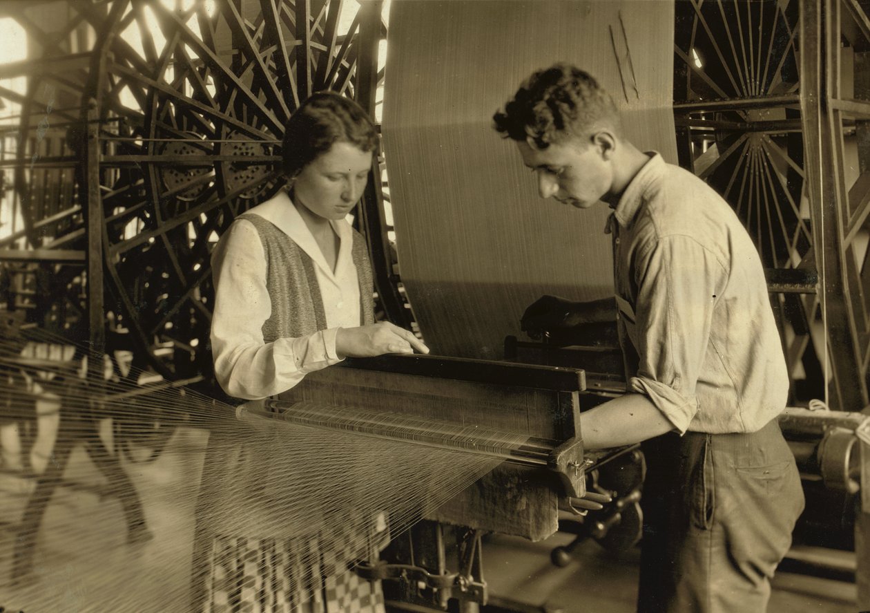 En pojke och en flicka arbetar i en vävstol på Cheney Silk Mills i South Manchester, Connecticut av Lewis Wickes Hine