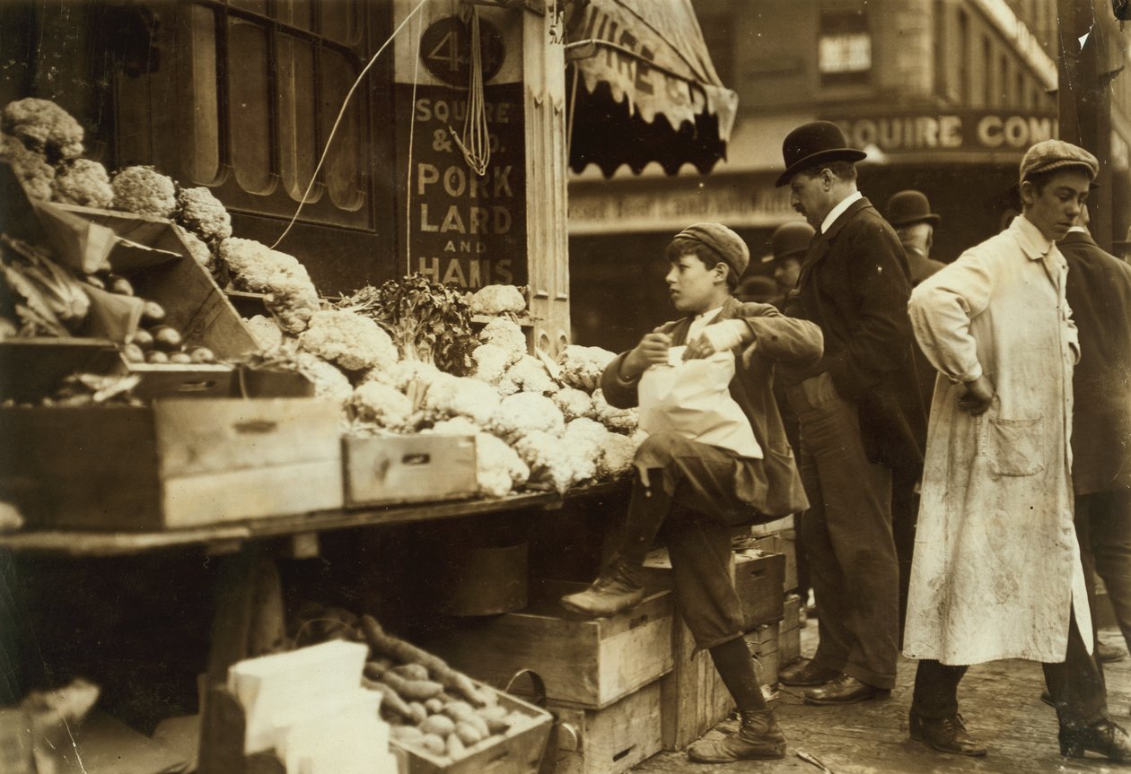 En pojke arbetar i ett frukt- och grönsaksstånd i Boston, Massachusetts av Lewis Wickes Hine