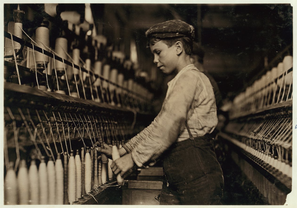 En doffer byter ut fulla spolar på Globe Cotton Mill, Augusta, Georgia, 1909. av Lewis Wickes Hine
