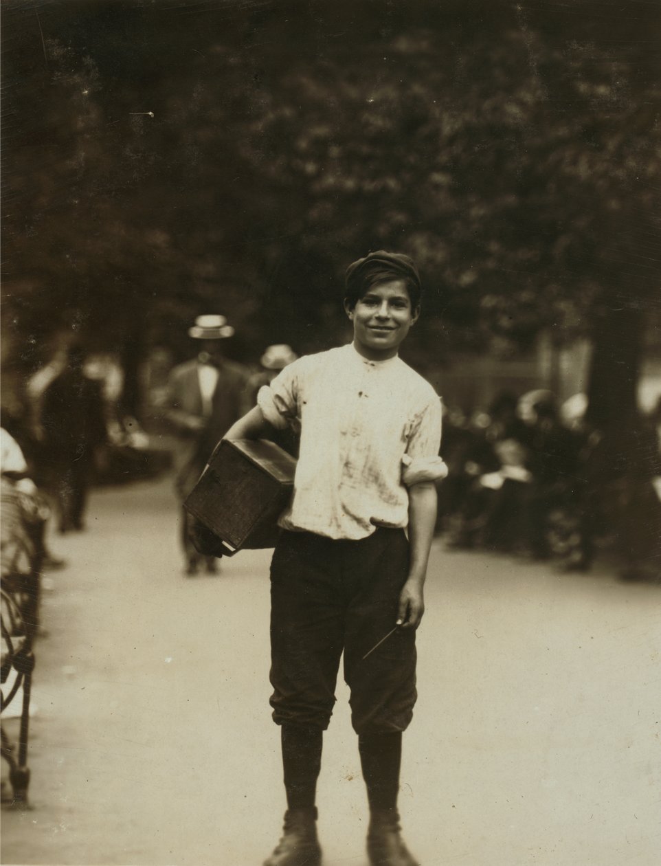 En ung bootblack som arbetar på Union Square i New York City av Lewis Wickes Hine