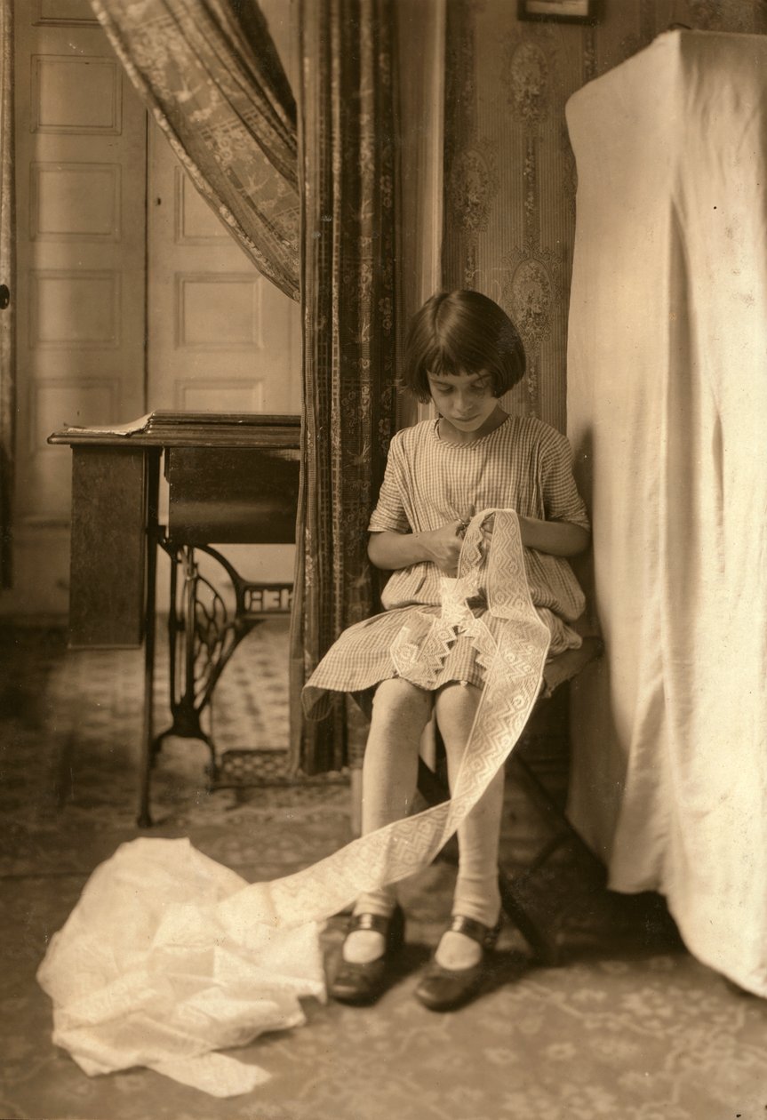 En ung flicka klipper spetsar i sitt hem i New York City av Lewis Wickes Hine