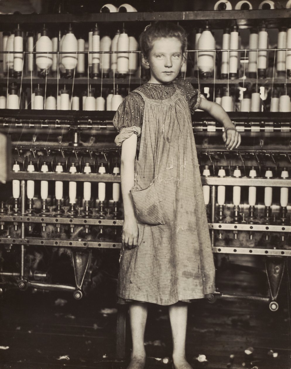 Addie Card, 12 år. Spinnare vid bomullsspinneriet i North Pownal, Vermont av Lewis Wickes Hine