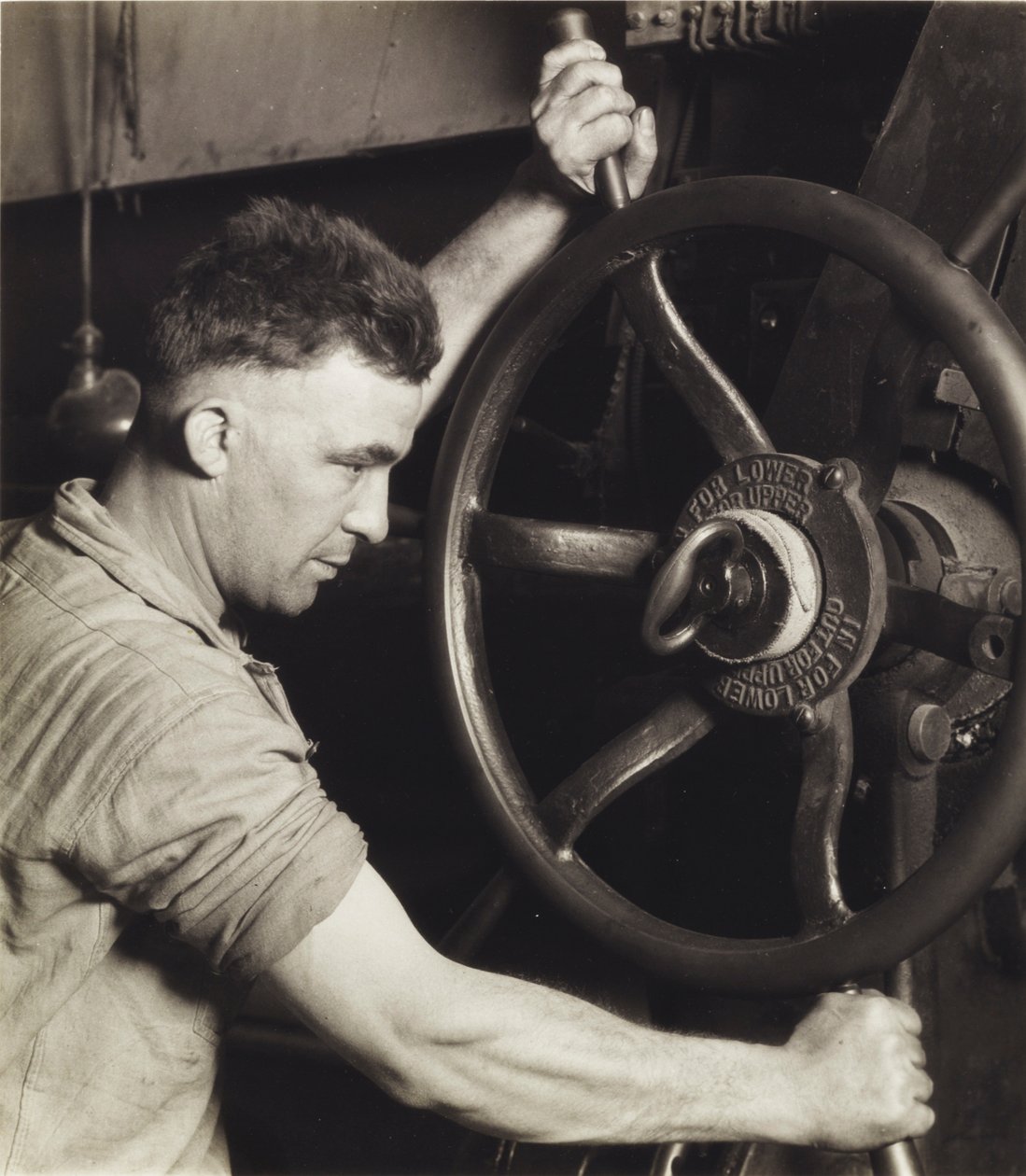 An Industrial Design: Pennsylvania Rubber Co. at the Control Wheel of a Great Calendar - Making Auto Tyres, 1920s, printed 1930s av Lewis Wickes Hine