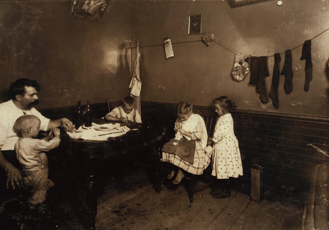 Annie Fedele virkar i köket i sitt hyreshus i Sommerville, Massachusetts av Lewis Wickes Hine