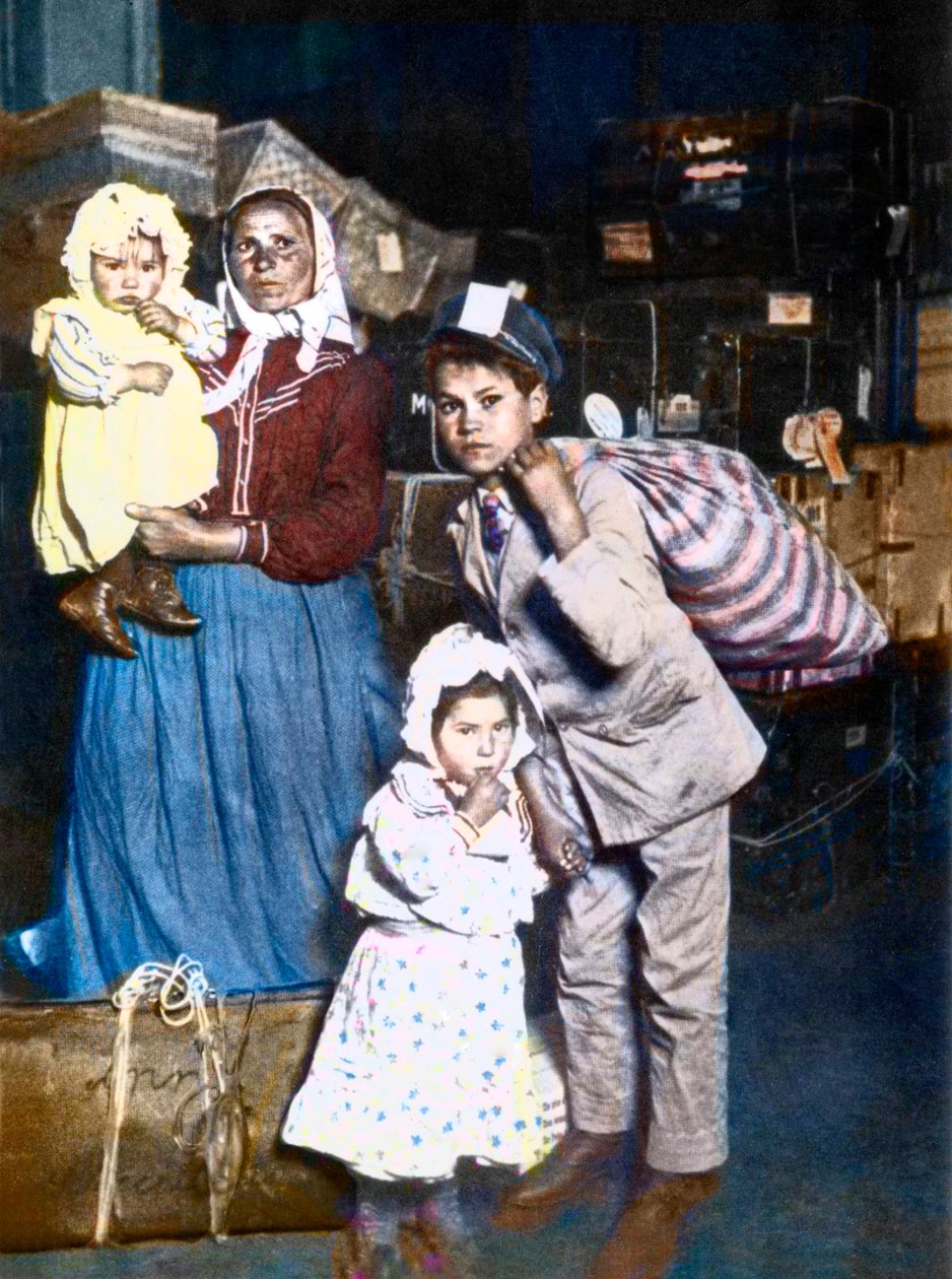 En familj av italienska immigranter anlände till Ellis Island (New York) i USA 1905. av Lewis Wickes Hine