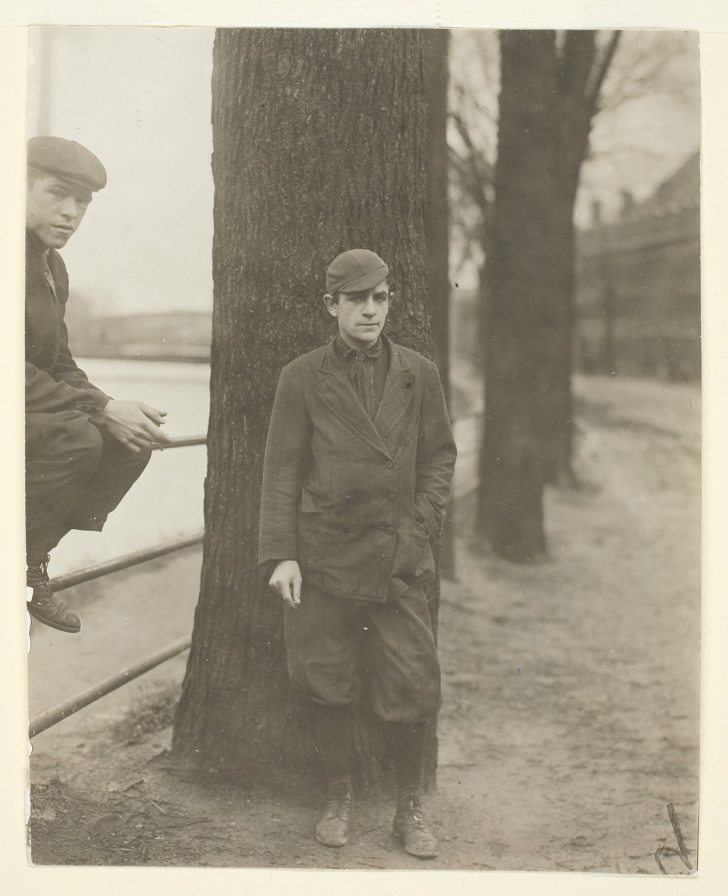 Bleach Room Boy, Leon Halcourt, 16 år, Lawrence, Massachusetts av Lewis Wickes Hine