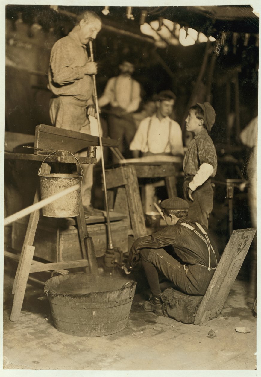 Blåsare och formpojke på Seneca Glass Works, Morgantown, West Virginia, 1908 av Lewis Wickes Hine