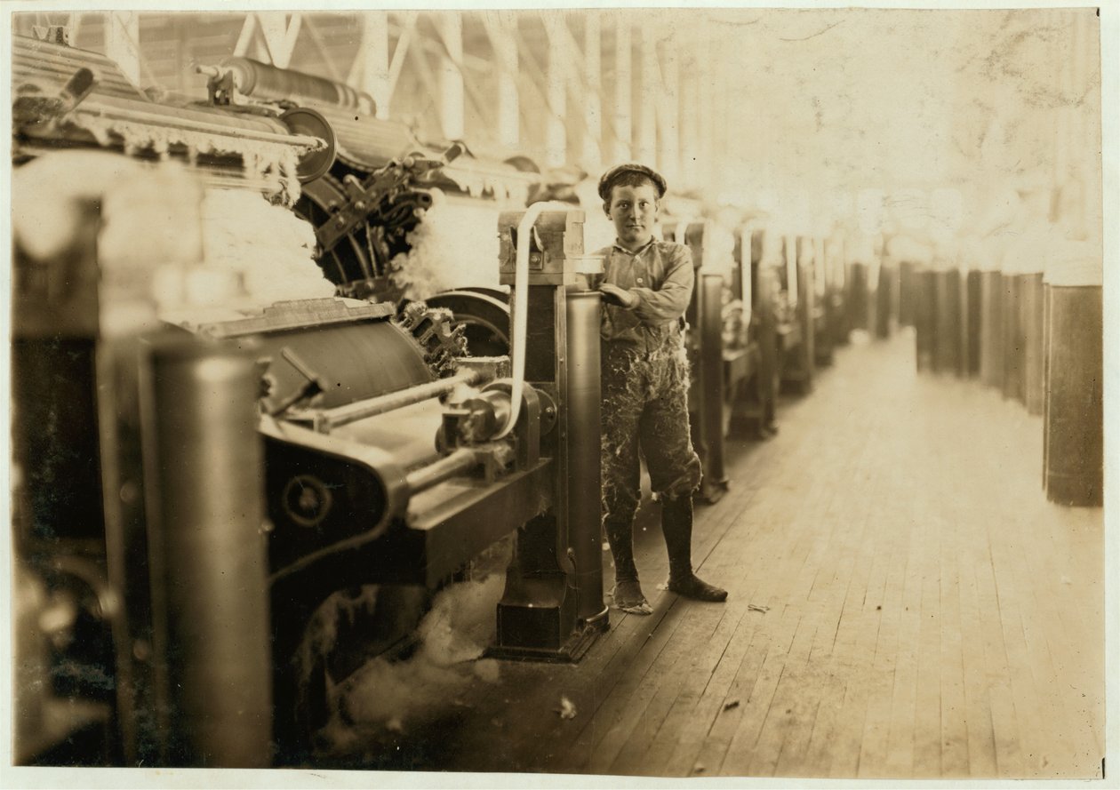 Pojksopare vid kardmaskiner vid Lincoln Cotton Mills, Evansville, Indiana i strumpor på ett halt golv, 1908 av Lewis Wickes Hine