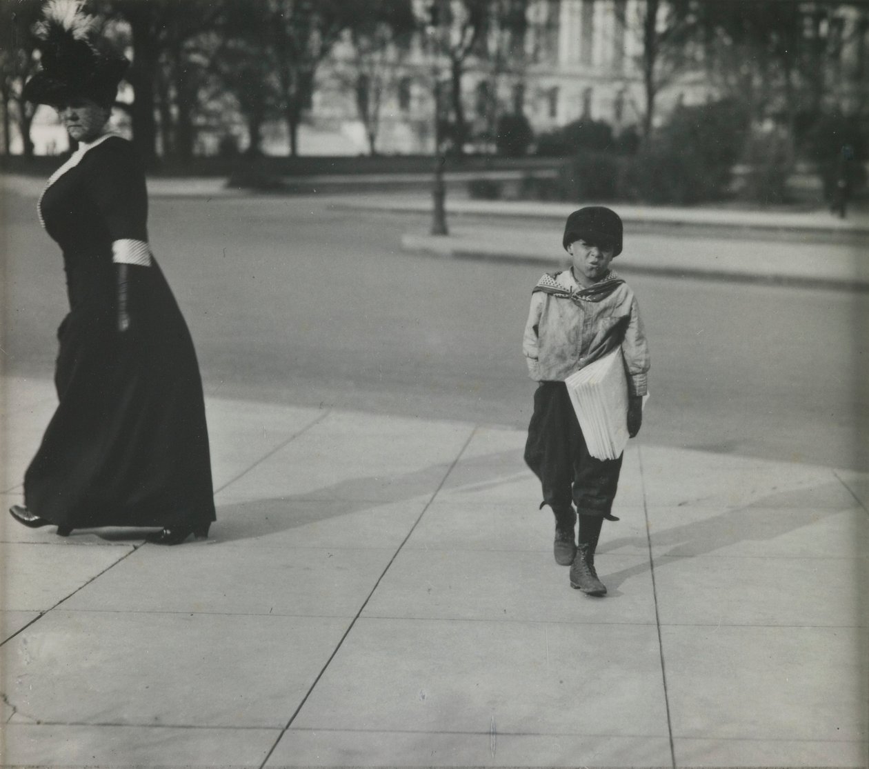 Pojke med tidning, Washington, D.C. av Lewis Wickes Hine