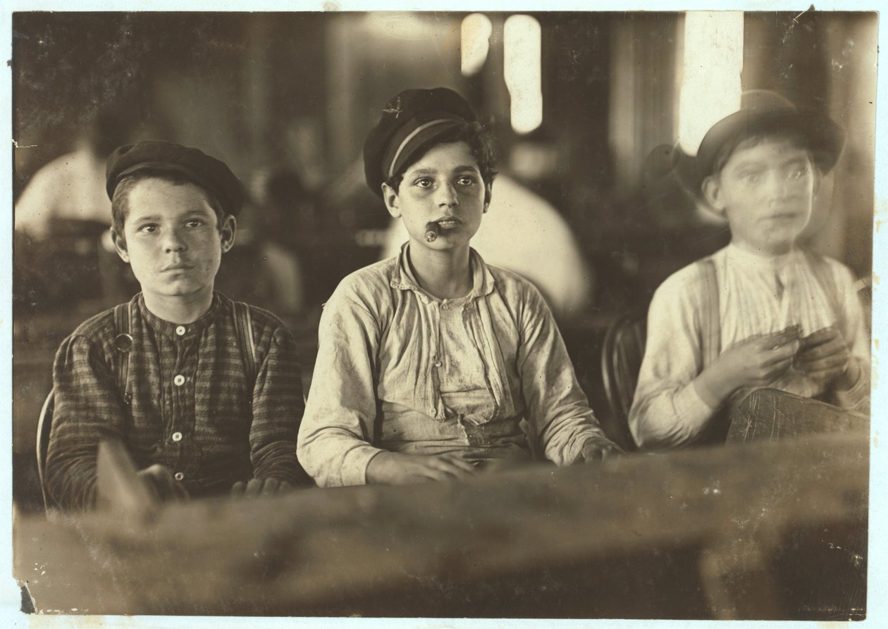 Pojkar som gör cigarrer på Englehardt und Co, Tampa, Florida, 1909 av Lewis Wickes Hine