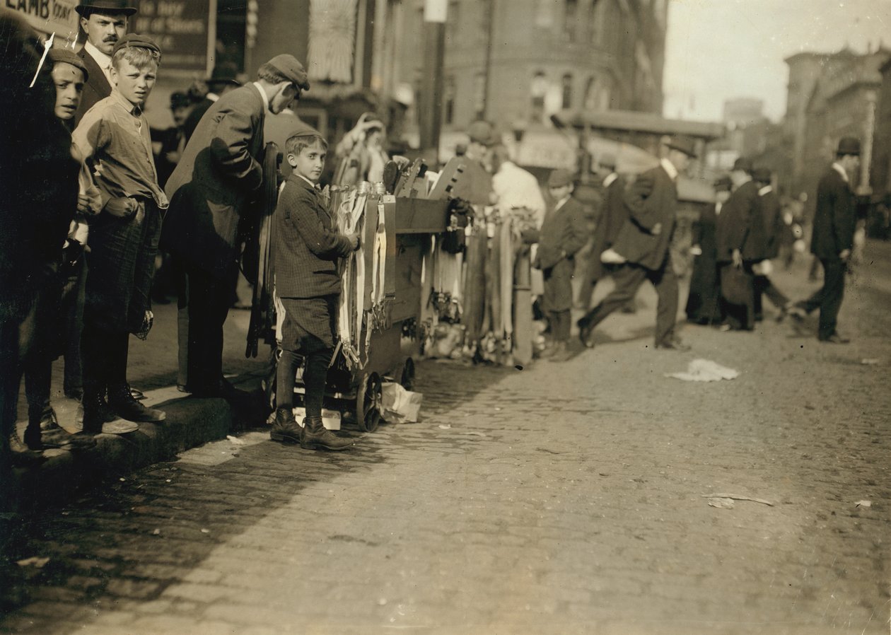 Pojkar som säljer varor på gatan i Boston, Massachusetts av Lewis Wickes Hine