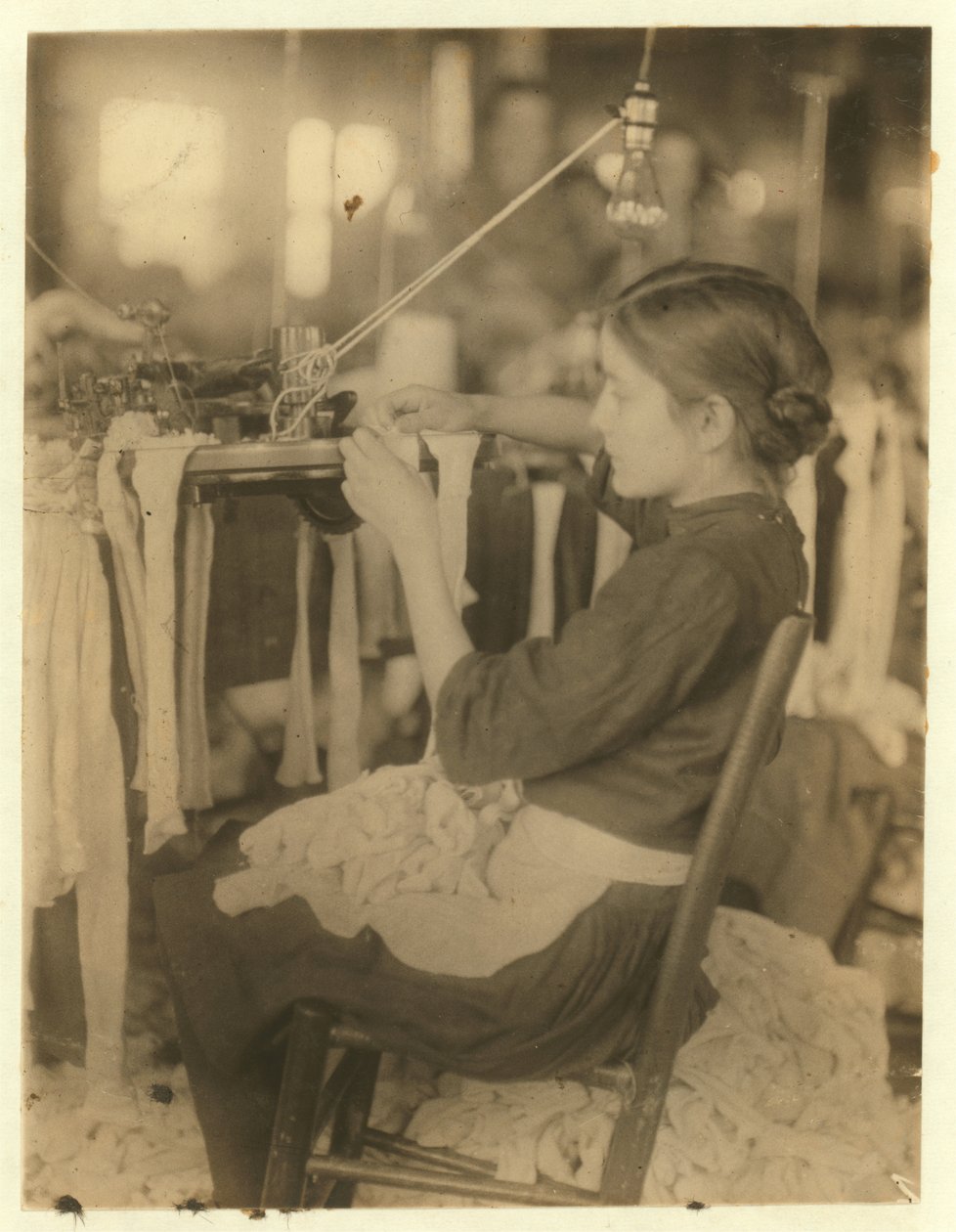 Cherokee Hosiery Mill, Rome, Georgia med vändare och slingrar i åldern 8 och 9, 1913 av Lewis Wickes Hine