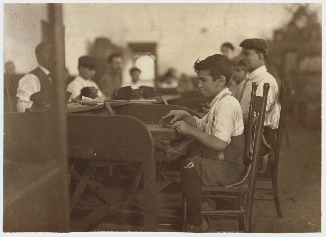 Barnlärling vid De Pedro Casellas cigarrfabrik, Tampa, Florida, 1909 av Lewis Wickes Hine