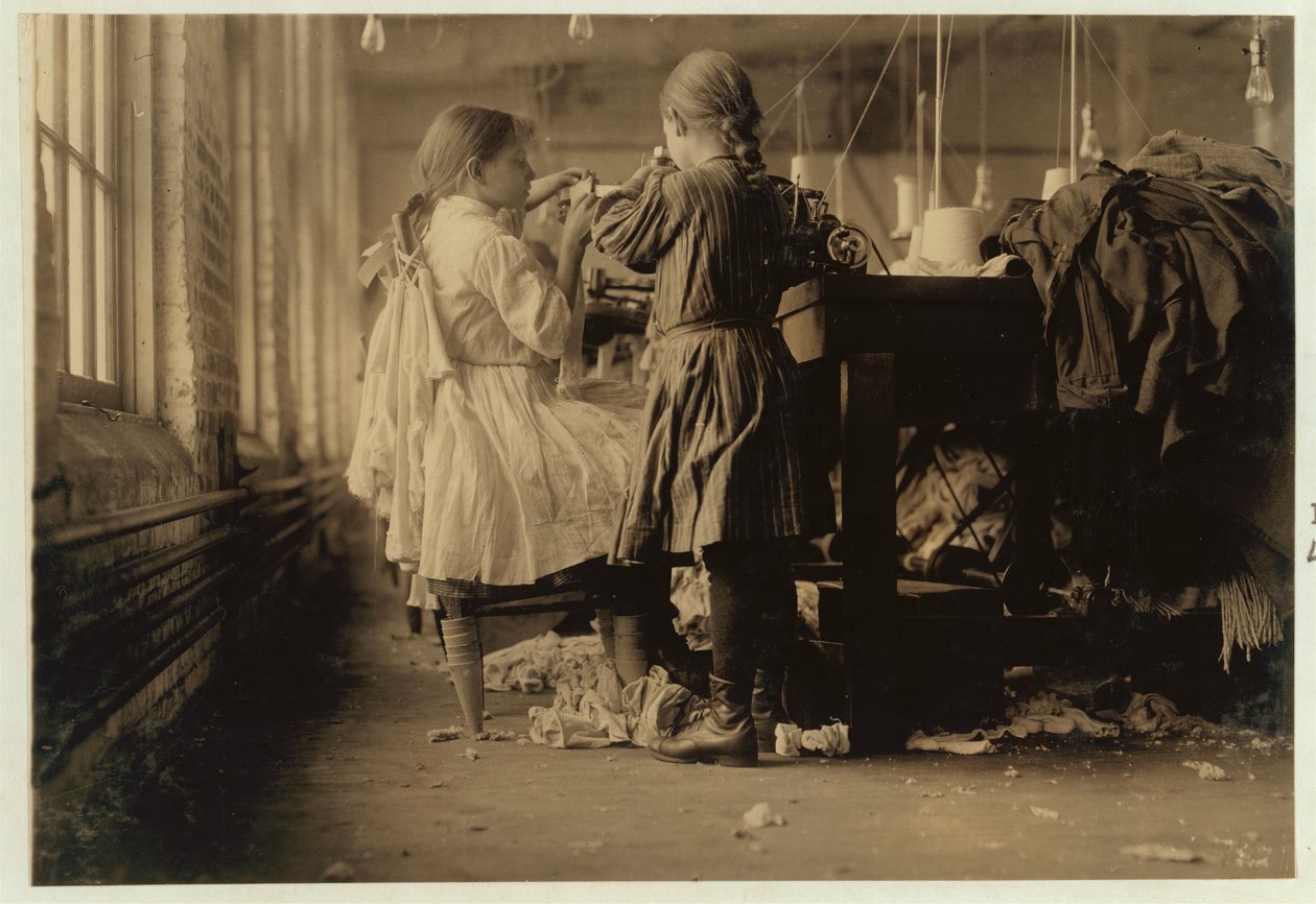 Barn som arbetar som ravelerare och looper i Loudon Hosiery Mills, Tennessee, 1910 av Lewis Wickes Hine