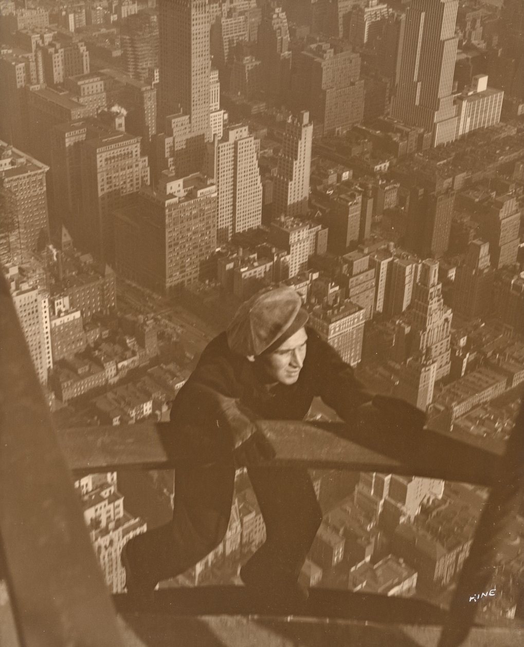 Klättring upp för balkarna på Empire State - 100 våningar upp av Lewis Wickes Hine