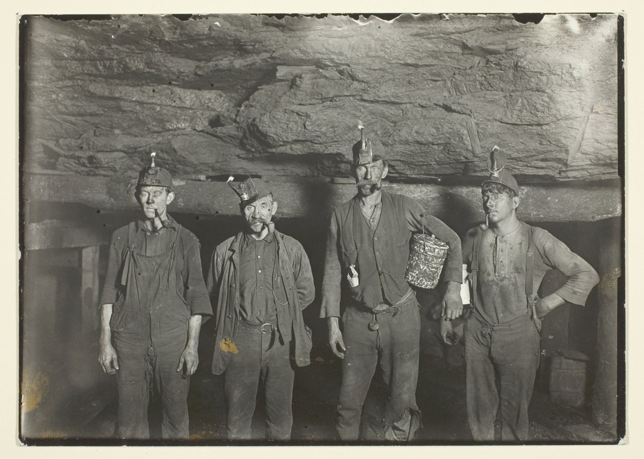Gruvarbetare på väg hem djupt nere i en kolgruva i West Virginia av Lewis Wickes Hine