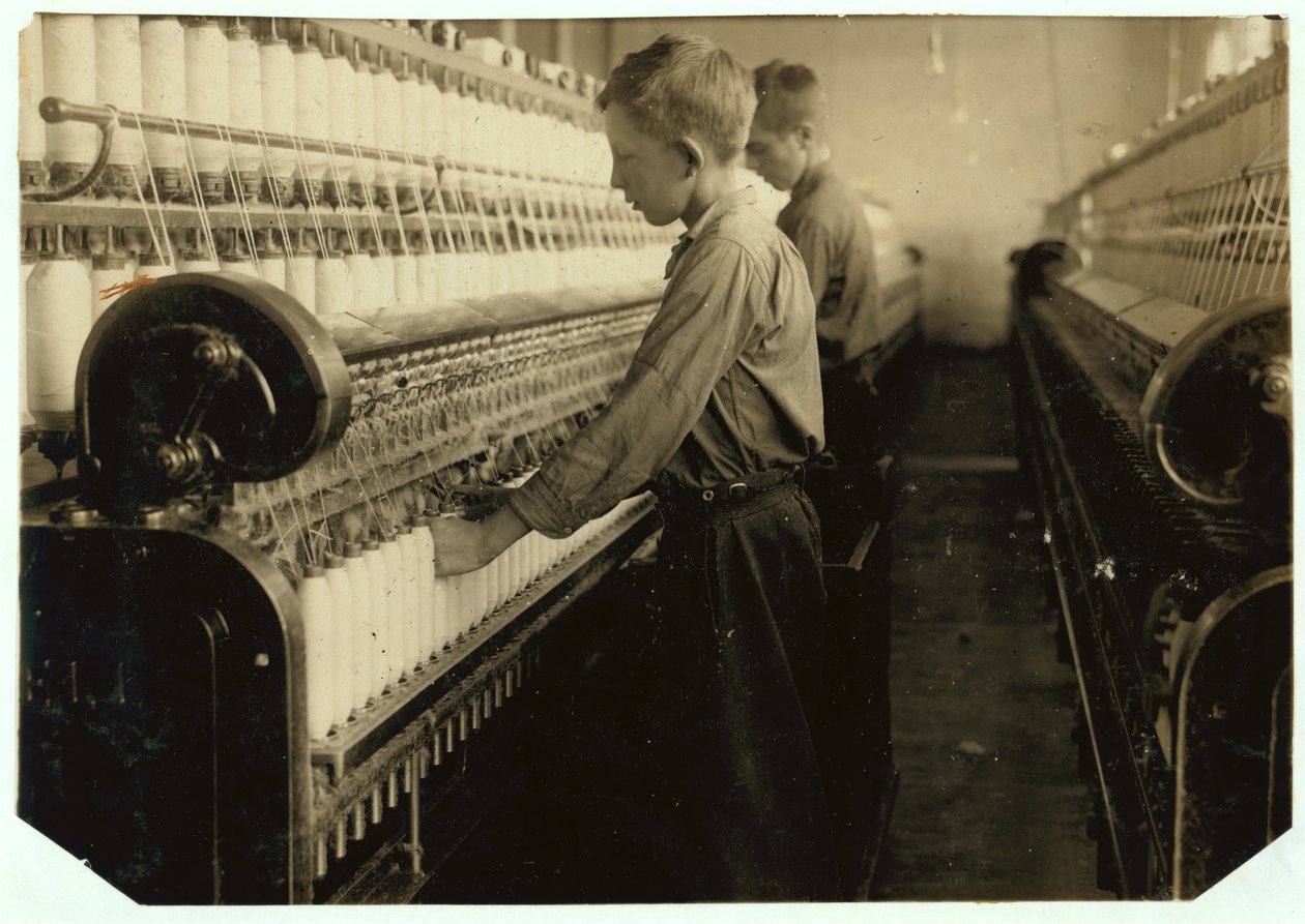 Doffers ersätter hela bobiner vid Indian Orchard Cotton Mill, Massachusetts, 1916 av Lewis Wickes Hine