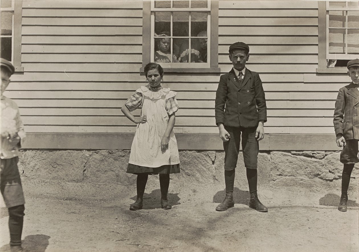 Edward St. Germain och hans syster Delia, bruksarbetare, Phoenix, Rhode Island, april 1909, 3379. av Lewis Wickes Hine