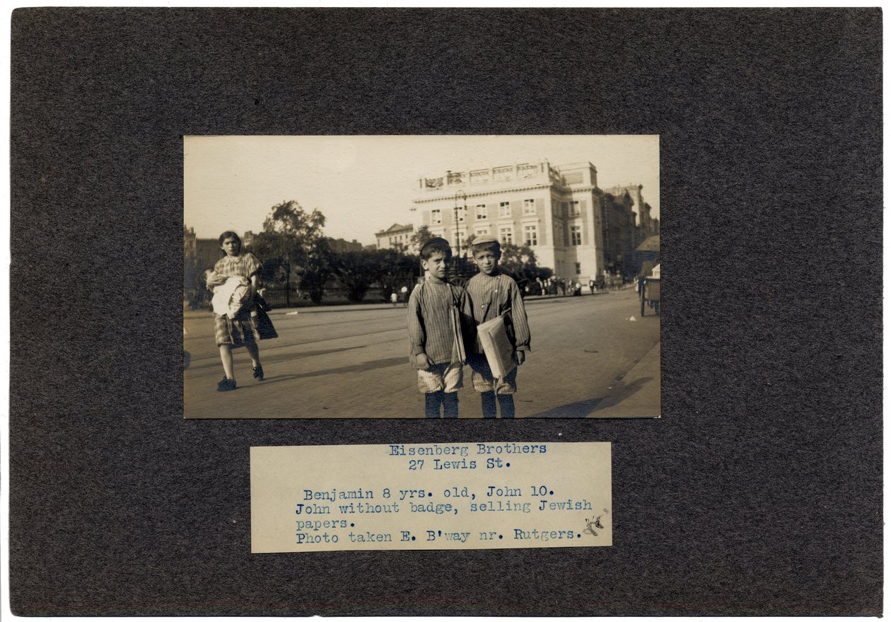 Eisenberg Brothers, 27 Lewis Street, New York City, ca 1910-13 av Lewis Wickes Hine