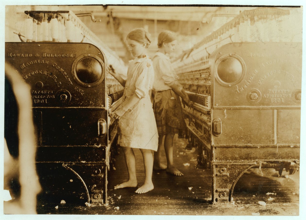 Elsie och Sadie som arbetade på Yazoo City Yarn Mills, Mississippi sa att de var 13 år gamla, 1911 av Lewis Wickes Hine