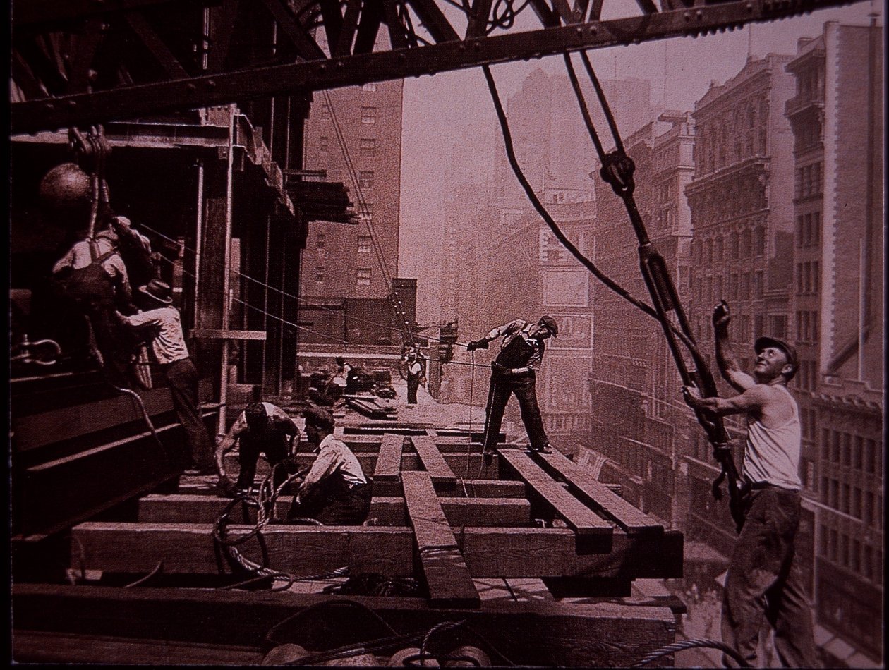 Empire State Building under uppbyggnad, visar ett lyftande gäng på jobbet av Lewis Wickes Hine
