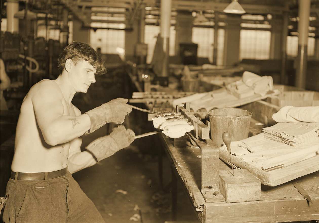 Fabriksarbetare vid Paragon Rubber Company, Massachusetts . 1936 av Lewis Wickes Hine